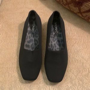 Vionic women’s shoe - Powell. Demi-wedge, 7.5, Black